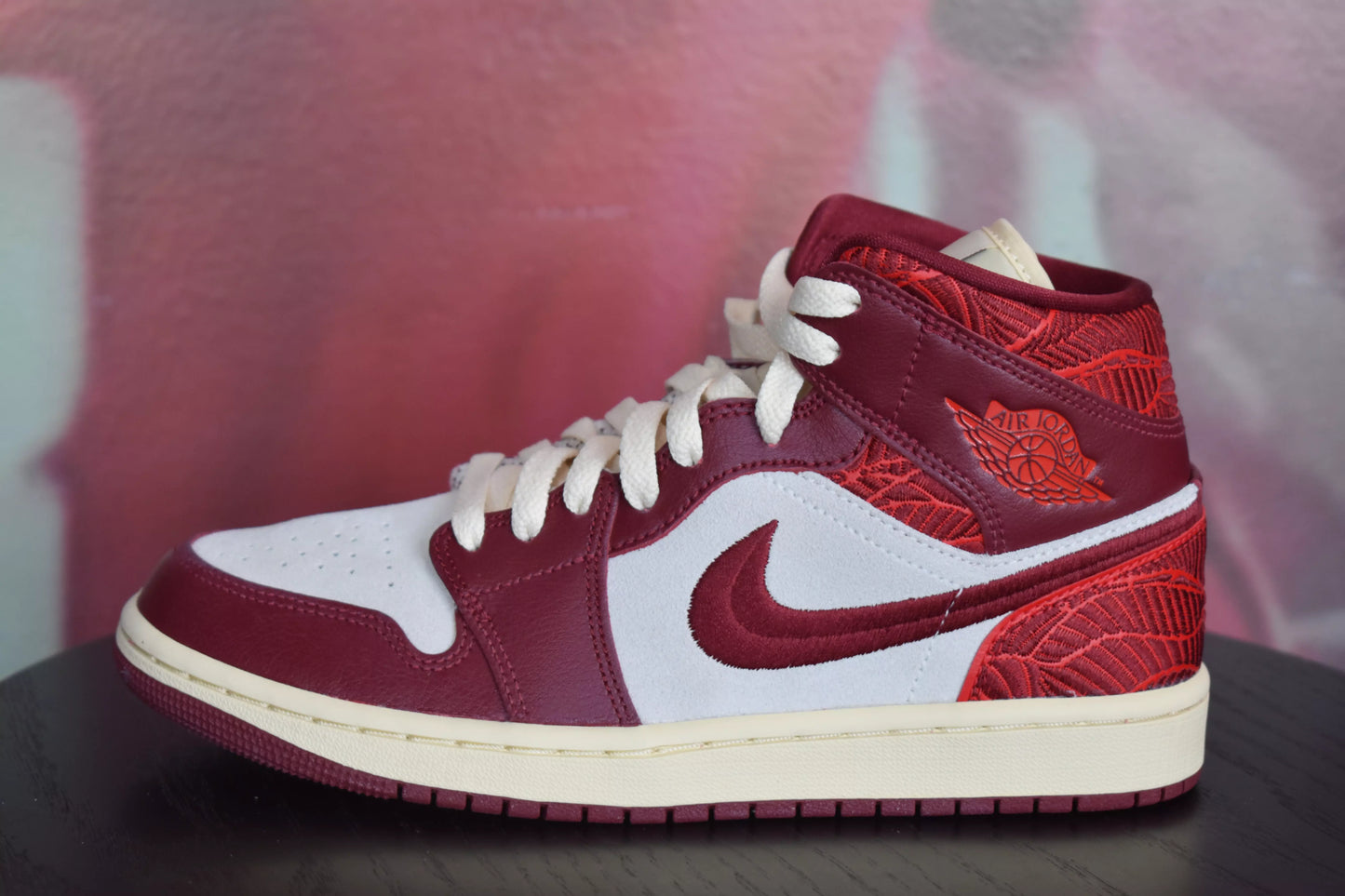 WMNS AIR JORDAN 1  MID SE