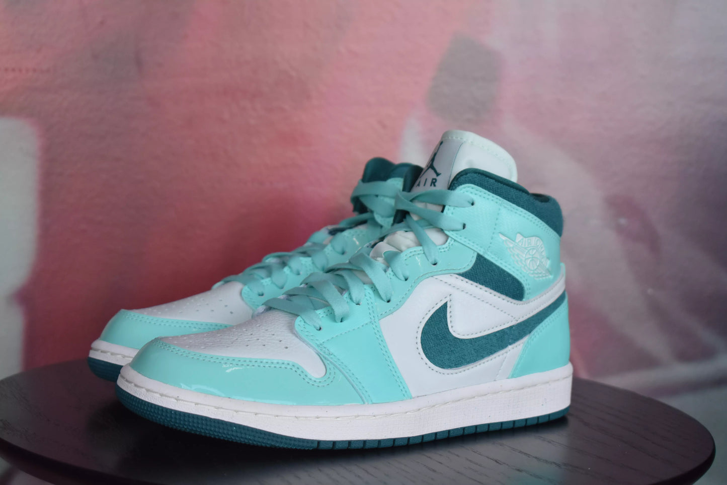 WMNS AIR JORDAN 1 MID SE